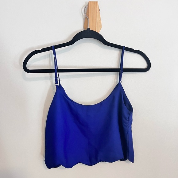 3/$20 ☀️ Scalloped Hem Cropped Tank - Picture 3 of 4